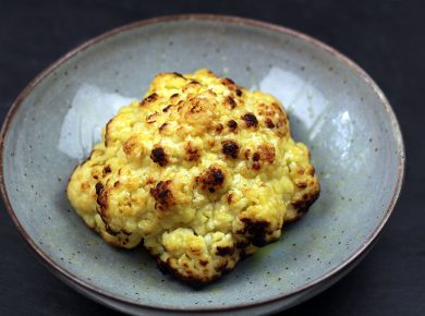 Goldener Blumenkohl mit Tahini Dip (vegan)