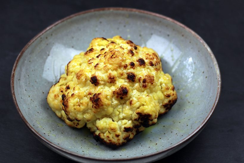 Goldener Blumenkohl mit Tahini Dip (vegan)