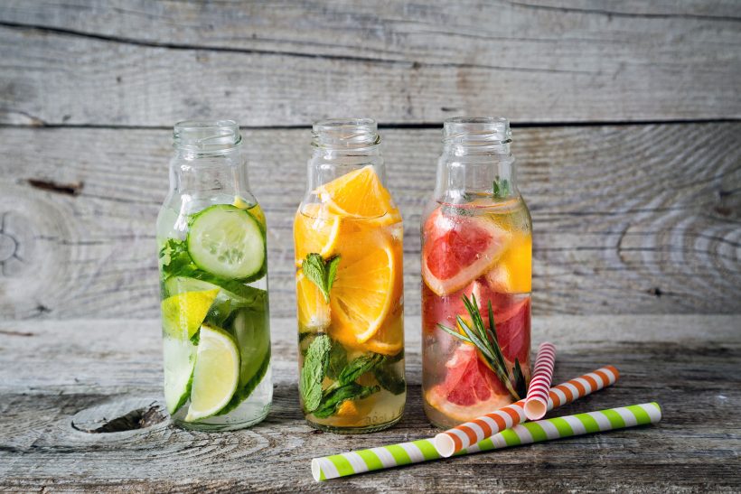 10 Infused-Water Ideen und warum es so gesund ist