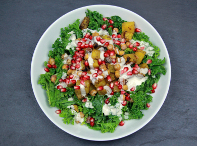 Kale Salad mit Kichererbsen und Kürbis