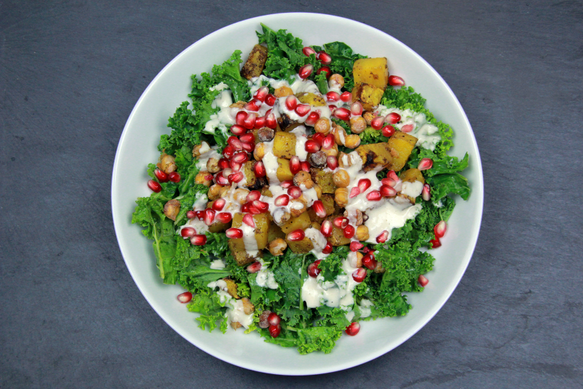 Kale Salad mit Kichererbsen und Kürbis