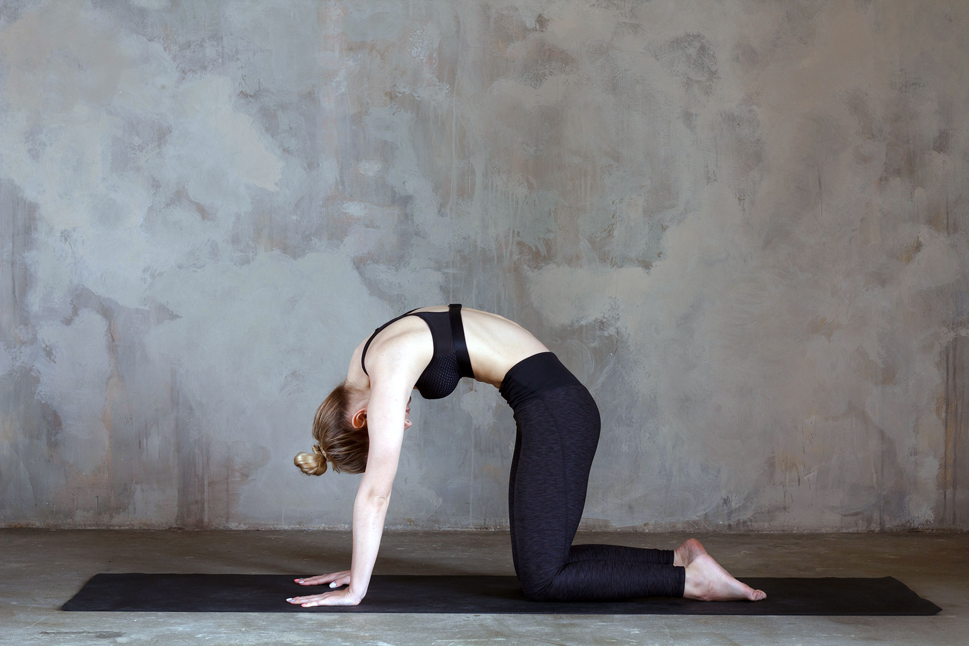 Frau in der Yoga Position Katze